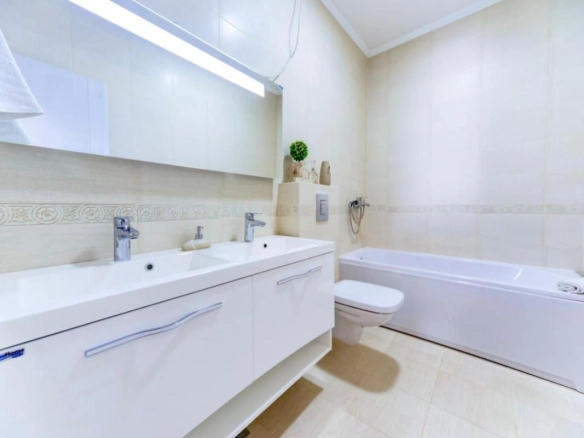 Izdavanje: Trosoban stan 127 m² 100 m od mora – Petrovac, Budva