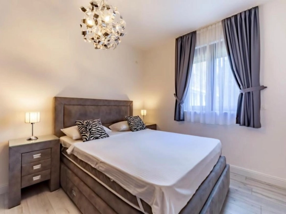 Izdavanje: Trosoban stan 127 m² 100 m od mora – Petrovac, Budva