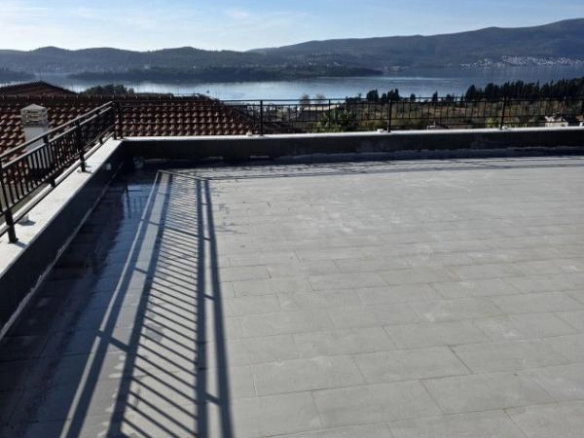 Dvosoban stan 49 m² sa krovnom terasom od 25 m² – Kavač, Kotor
