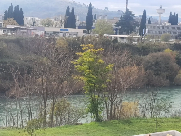 Trosoban stan 91 m² sa pogledom na Moraču u mirnom dijelu – Podgorica