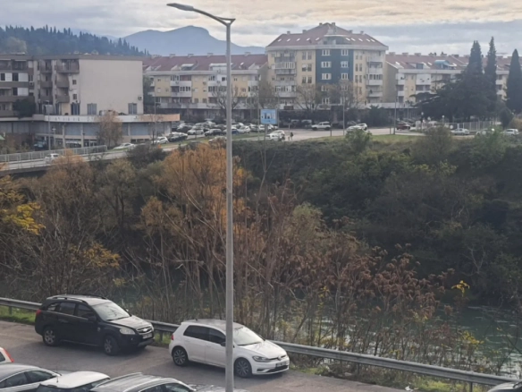 Trosoban stan 91 m² sa pogledom na Moraču u mirnom dijelu – Podgorica
