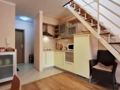 Jednosoban dupleks stan 52 m² na 400 m od mora – Bečići, Budva