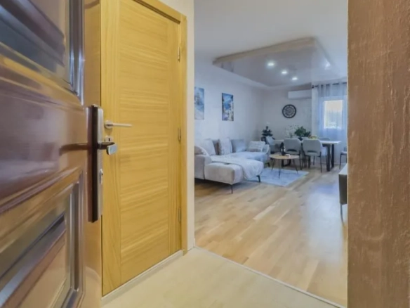 Dvosoban stan 68 m² blizu mora, potpuno namješten – Tivat
