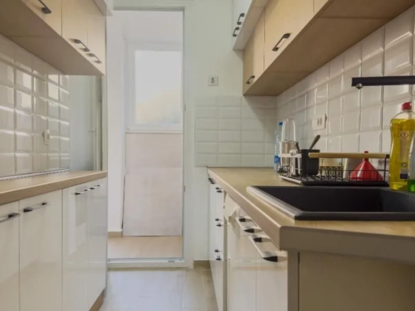 Dvosoban stan 68 m² blizu mora, potpuno namješten – Tivat