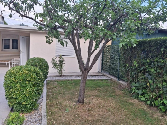 Trosoban stan 105 m² sa dva dvorišta i terasama – Zabjelo, Podgorica