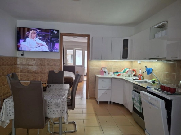 Trosoban stan 105 m² sa dva dvorišta i terasama – Zabjelo, Podgorica