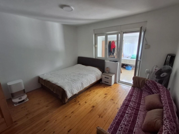 Trosoban stan 105 m² sa dva dvorišta i terasama – Zabjelo, Podgorica