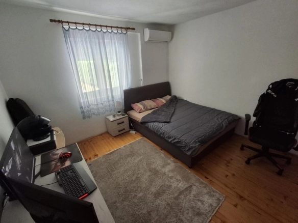 Trosoban stan 105 m² sa dva dvorišta i terasama – Zabjelo, Podgorica