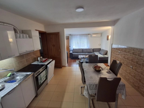 Trosoban stan 105 m² sa dva dvorišta i terasama – Zabjelo, Podgorica