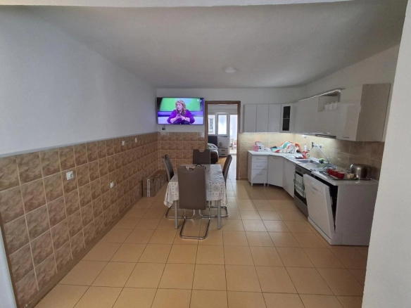 Trosoban stan 105 m² sa dva dvorišta i terasama – Zabjelo, Podgorica