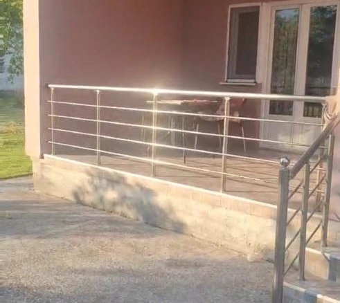 Kuća 144 m² na placu od 2800 m² sa spratom za dovršetak – Kosić, Danilovgrad