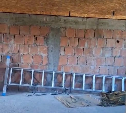 Kuća 144 m² na placu od 2800 m² sa spratom za dovršetak – Kosić, Danilovgrad