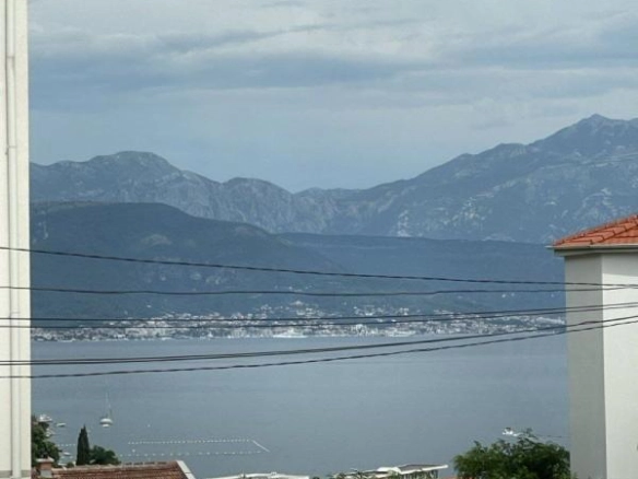 Jednosoban stan 36 m² sa pogledom na more iz spavaće sobe – Đenovići, Herceg Novi