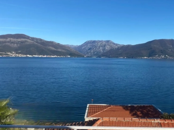 Kuća 105 m² sa pogledom na zaliv, 50 m od mora – Krašići, Tivat