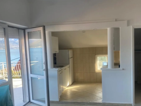 Kuća 105 m² sa pogledom na zaliv, 50 m od mora – Krašići, Tivat