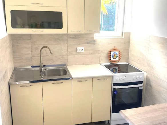 Kuća 105 m² sa pogledom na zaliv, 50 m od mora – Krašići, Tivat