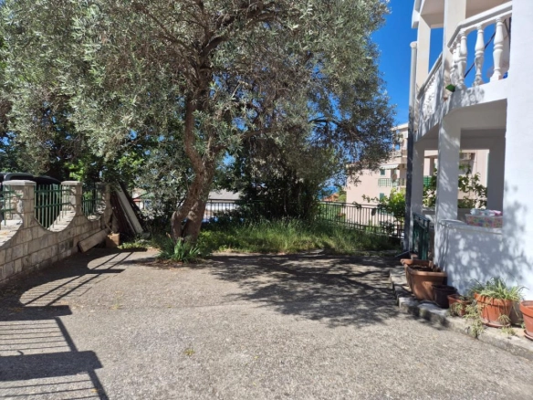 Kuća 403 m² sa placom i postojećim poslovanjem – Petrovac, Budva