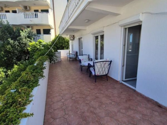 Kuća 403 m² sa placom i postojećim poslovanjem – Petrovac, Budva