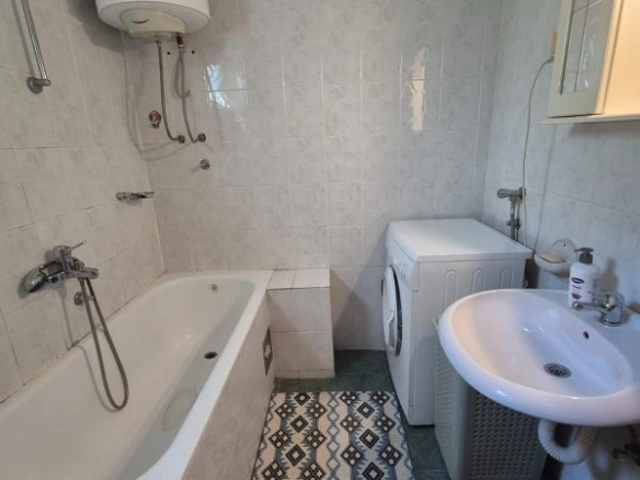 Kuća 403 m² sa placom i postojećim poslovanjem – Petrovac, Budva