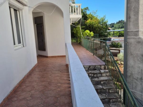 Kuća 403 m² sa placom i postojećim poslovanjem – Petrovac, Budva