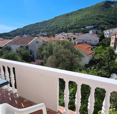 Kuća 403 m² sa placom i postojećim poslovanjem – Petrovac, Budva