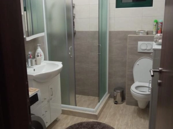 Trosoban stan 101 m² sa panoramskim pogledom na more – Kotor