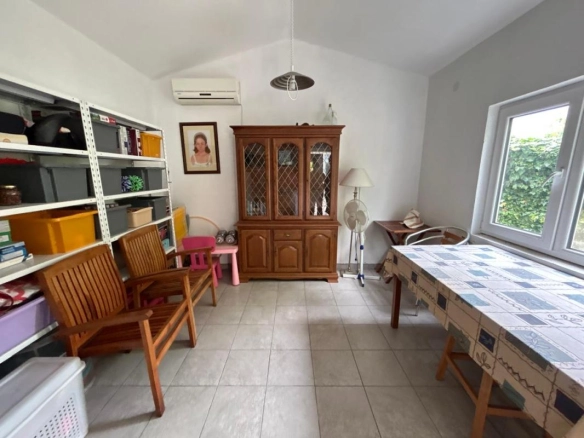 Kuća 160 m² na placu od 562 m² sa uređenim dvorištem – Bjeliši, Bar