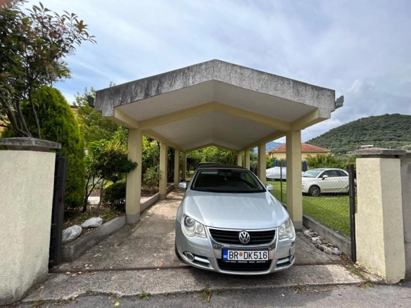 Kuća 160 m² na placu od 562 m² sa uređenim dvorištem – Bjeliši, Bar