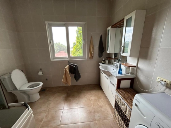 Kuća 160 m² na placu od 562 m² sa uređenim dvorištem – Bjeliši, Bar