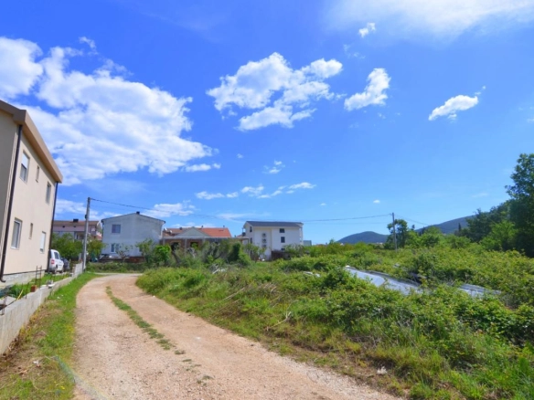 Plac 1600 m² mješovite namjene sa građevinskom dozvolom – Lastva Grbaljska, Kotor