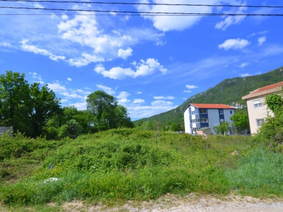 Plac 1600 m² mješovite namjene sa građevinskom dozvolom – Lastva Grbaljska, Kotor