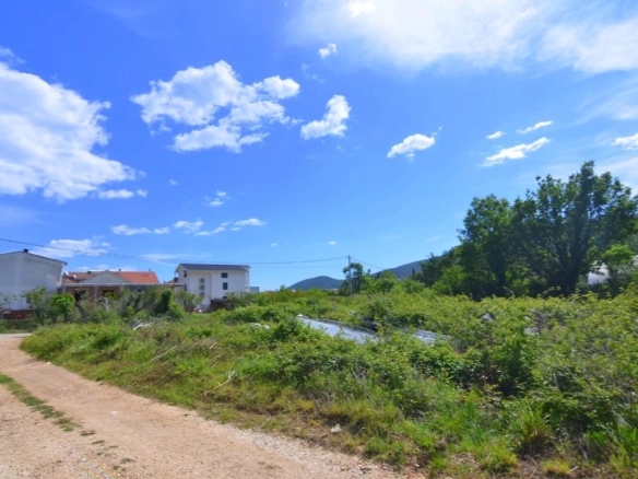 Plac 1600 m² mješovite namjene sa građevinskom dozvolom – Lastva Grbaljska, Kotor