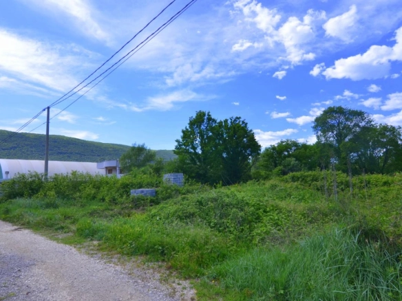 Plac 1600 m² mješovite namjene sa građevinskom dozvolom – Lastva Grbaljska, Kotor