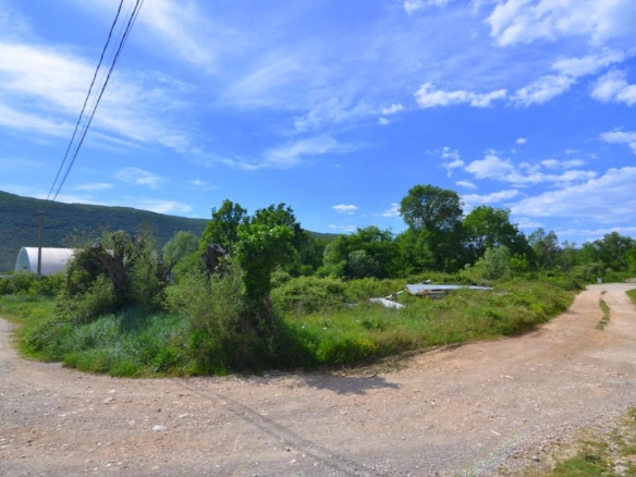 Plac 1600 m² mješovite namjene sa građevinskom dozvolom – Lastva Grbaljska, Kotor