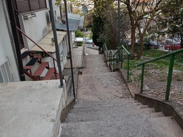 Jednosoban stan 44 m² potpuno namješten, sa terasom – Malo Brdo, Podgorica