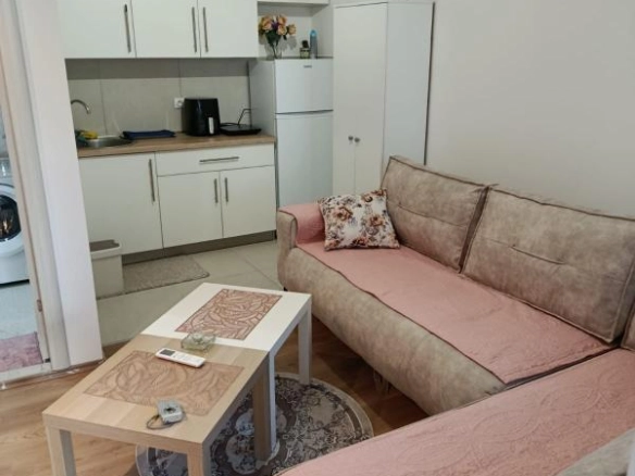 Jednosoban stan 44 m² potpuno namješten, sa terasom – Malo Brdo, Podgorica
