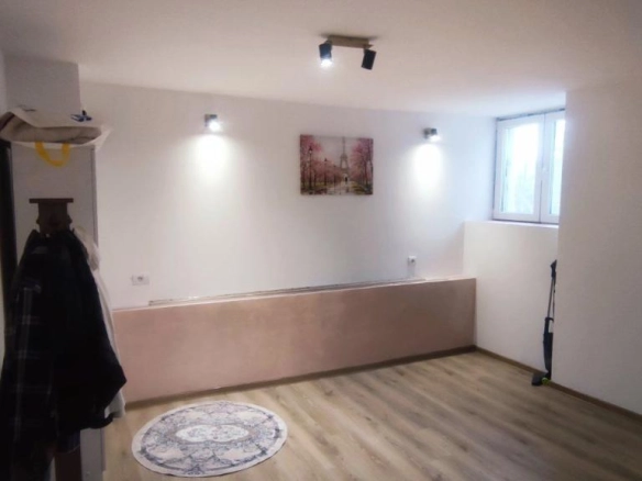 Jednosoban stan 44 m² potpuno namješten, sa terasom – Malo Brdo, Podgorica