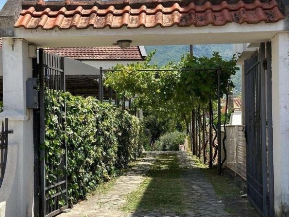 Kuća 250 m² sa bazenom i zasebnom gostinjskom kućicom – Bjeliši, Bar