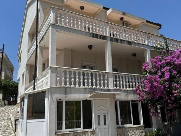 Kuća 250 m² sa bazenom i zasebnom gostinjskom kućicom – Bjeliši, Bar