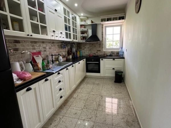 Kuća 250 m² sa bazenom i zasebnom gostinjskom kućicom – Bjeliši, Bar