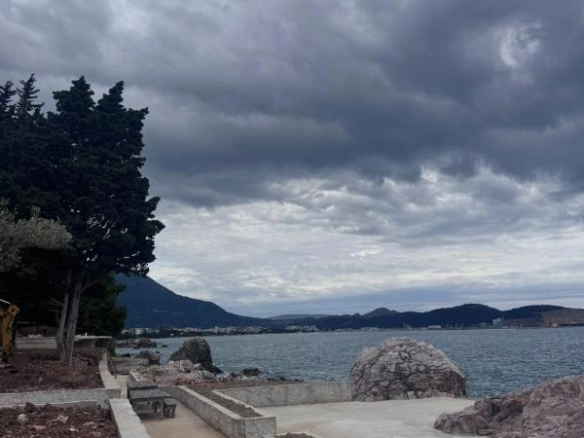 Plac 2500 m² na prvoj liniji do mora, urbanizovan – Šušanj, Bar