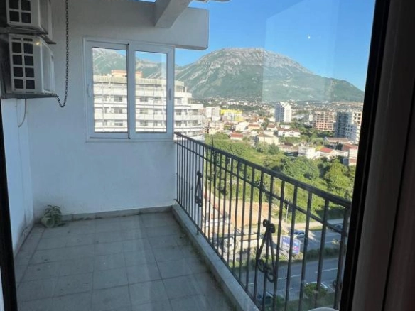Dvosoban stan 90 m² u centru grada na 10. spratu sa liftom – Bar