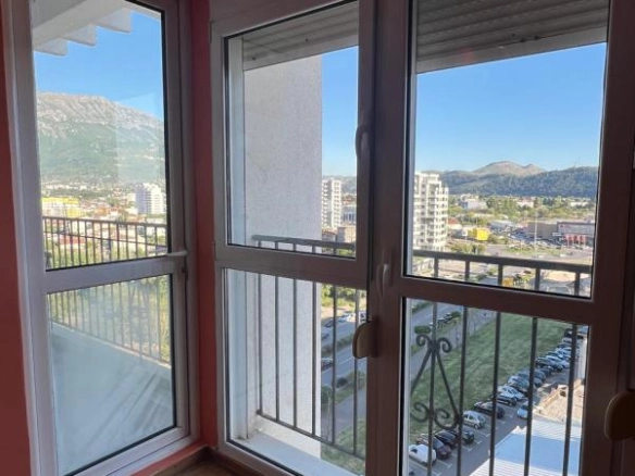 Dvosoban stan 90 m² u centru grada na 10. spratu sa liftom – Bar