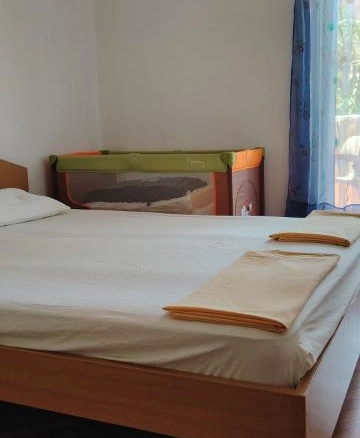 Jednosoban stan 49 m² sa baštom i terasom – Petrovac, Budva
