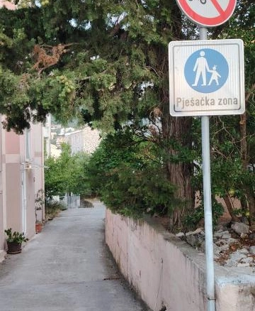 Jednosoban stan 49 m² sa baštom i terasom – Petrovac, Budva