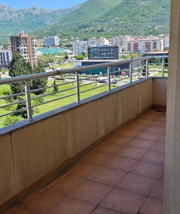Trosoban stan 82 m² sa pogledom na more i planine – centar, Bar