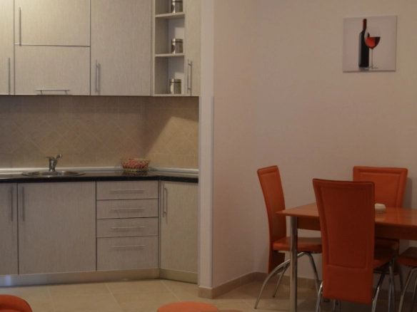 Jednosoban stan 50 m² sa prostranom terasom – Rozino, Budva