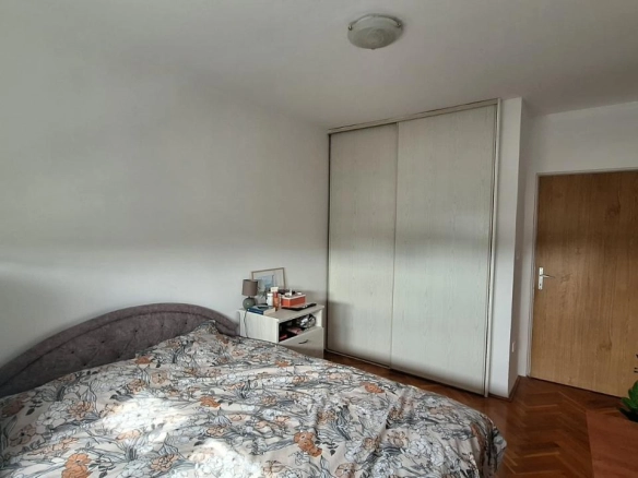 Trosoban stan 112 m² sa tri terase u centru – Bar