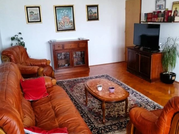 Trosoban stan 112 m² sa tri terase u centru – Bar