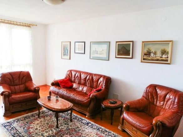 Trosoban stan 112 m² sa tri terase u centru – Bar